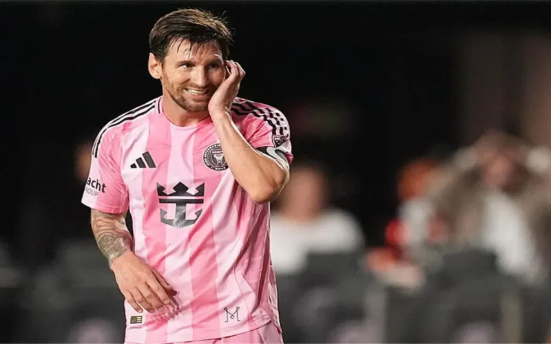 ميسي يحسم الجدل حول العودة إلى نادي برشلونة ويبلغ المرشحين للرئاسة بقراره الأخير